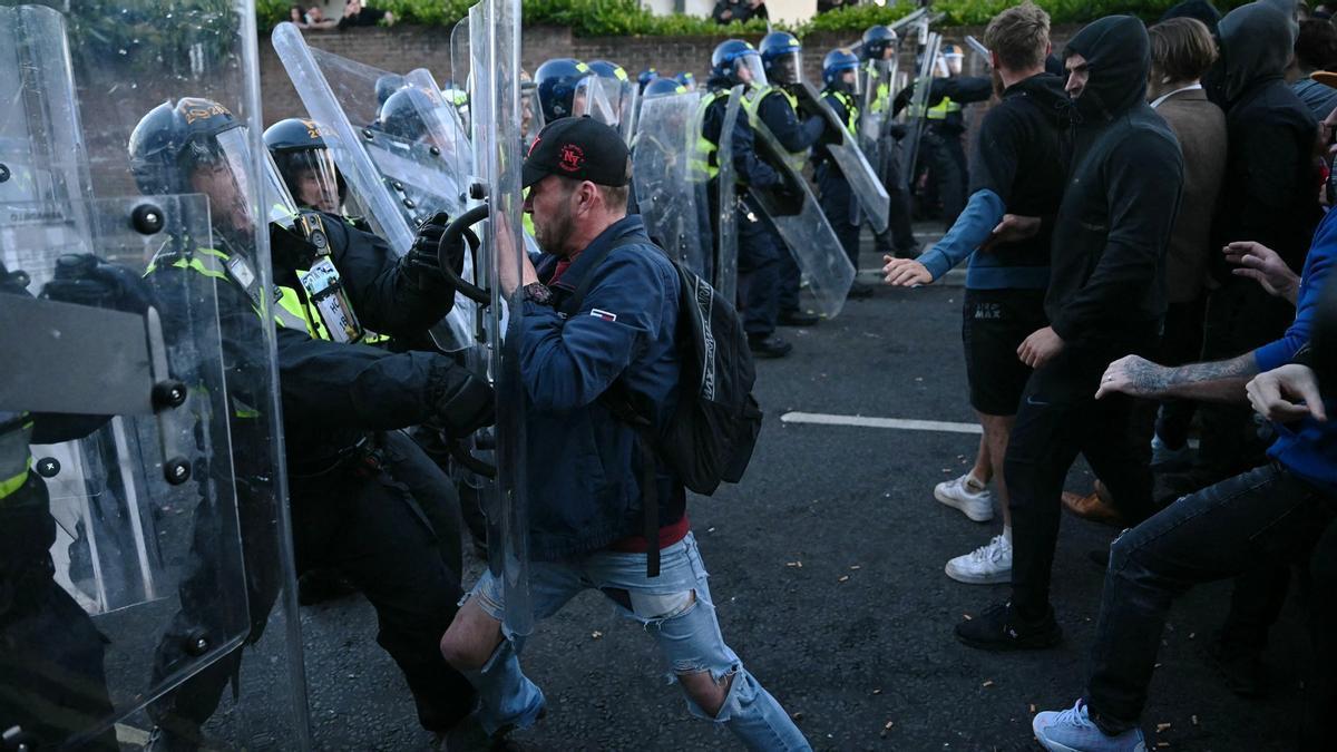 La policía británica investiga a dos agentes por los errores en la detención de Henry Nowak, el joven apuñalado por un hombre sij