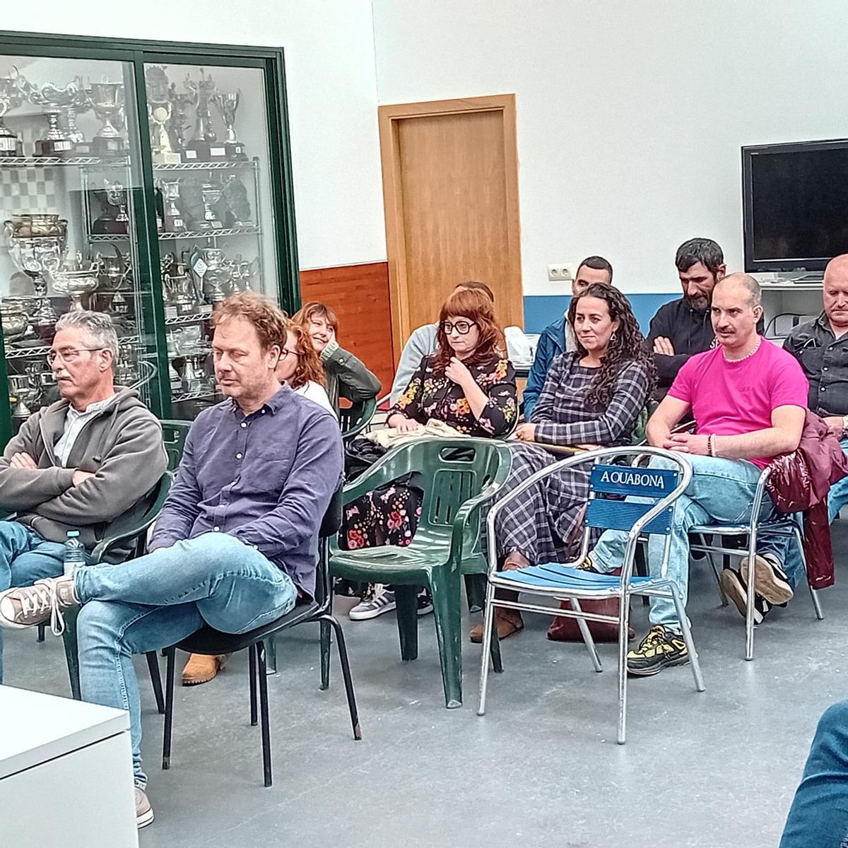 Asistentes a la asamblea en la que se renovó la directiva.