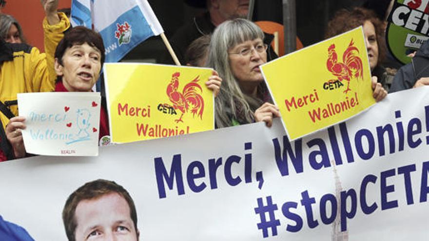 Manifestantes contra el acuerdo comercial entre la UE y Canadá.