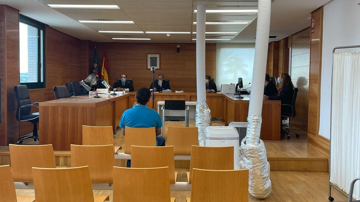Imagen del procesado, sentado ayer en el banquillo de los acusados de la Audiencia Provincial. / BIGNÉ