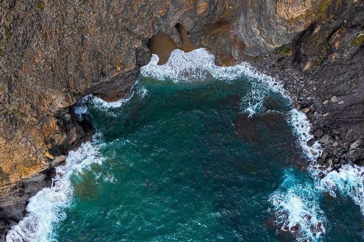 Vista aérea de las calas y acantilados de Calblanque
