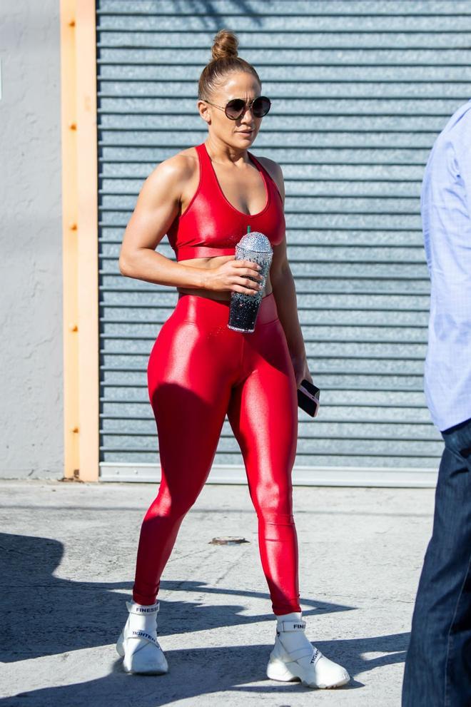 Jennifer Lópe con conjunto rojo a la salida del gimnasio