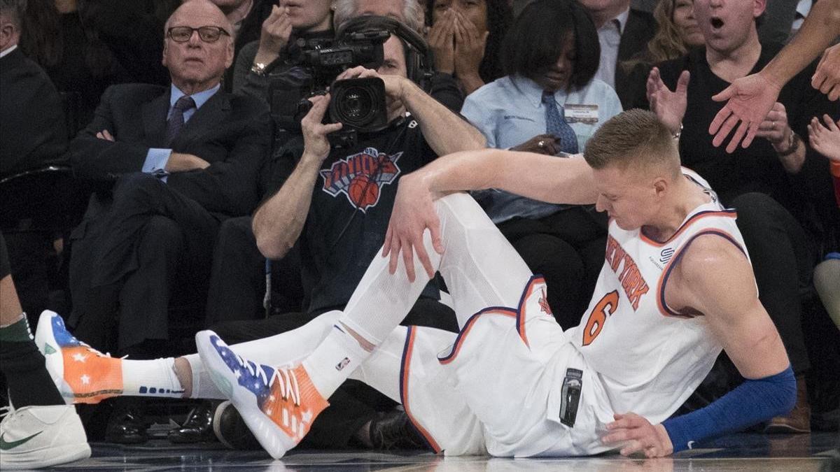 Porzingis se toca la rodilla en el suelo después de lesionarse en el Madison