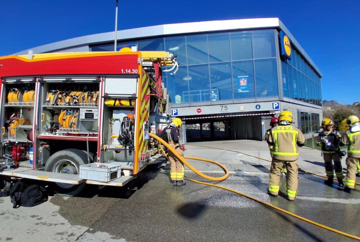 Efectius dels Bombers a l'exterior del pàrquing afectat per un incendi, a Berga