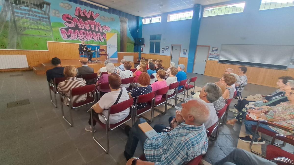 Un momento de la charla que Fracisco Javier Briz ofrececió en el local social de Santa Marina.