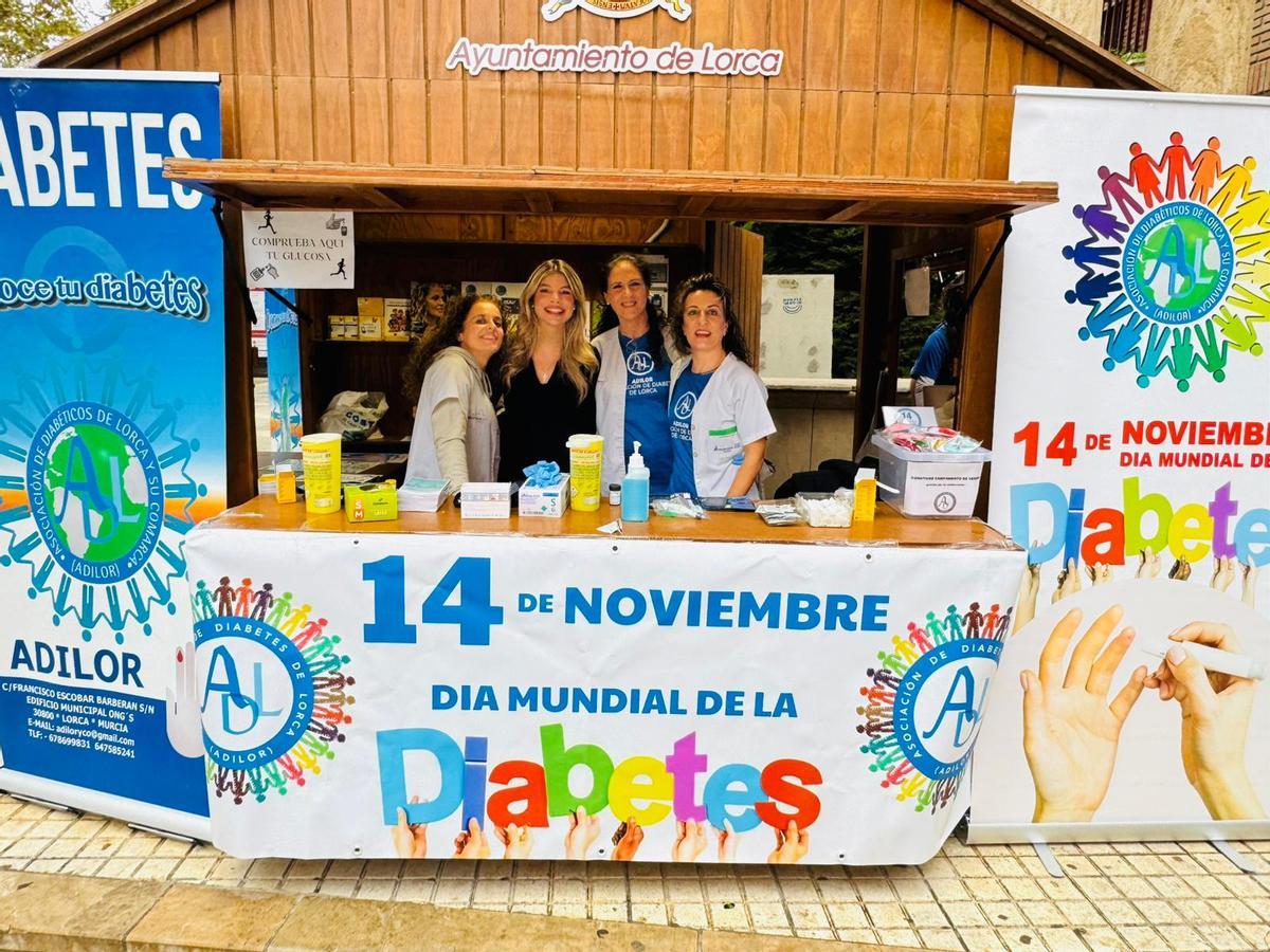 Stand informativo de Adilor en la Alameda de las Columnas.