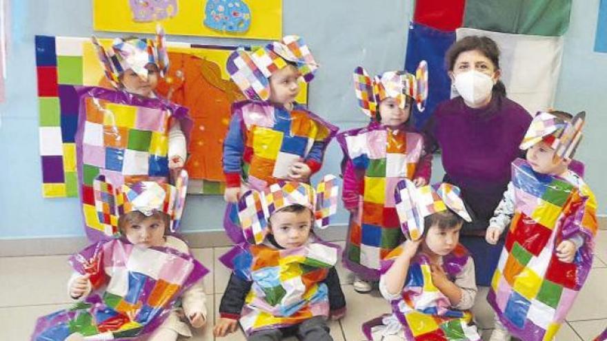 Los peques de la escuela infantil se disfrazan del elefante Elmer en  Carnaval