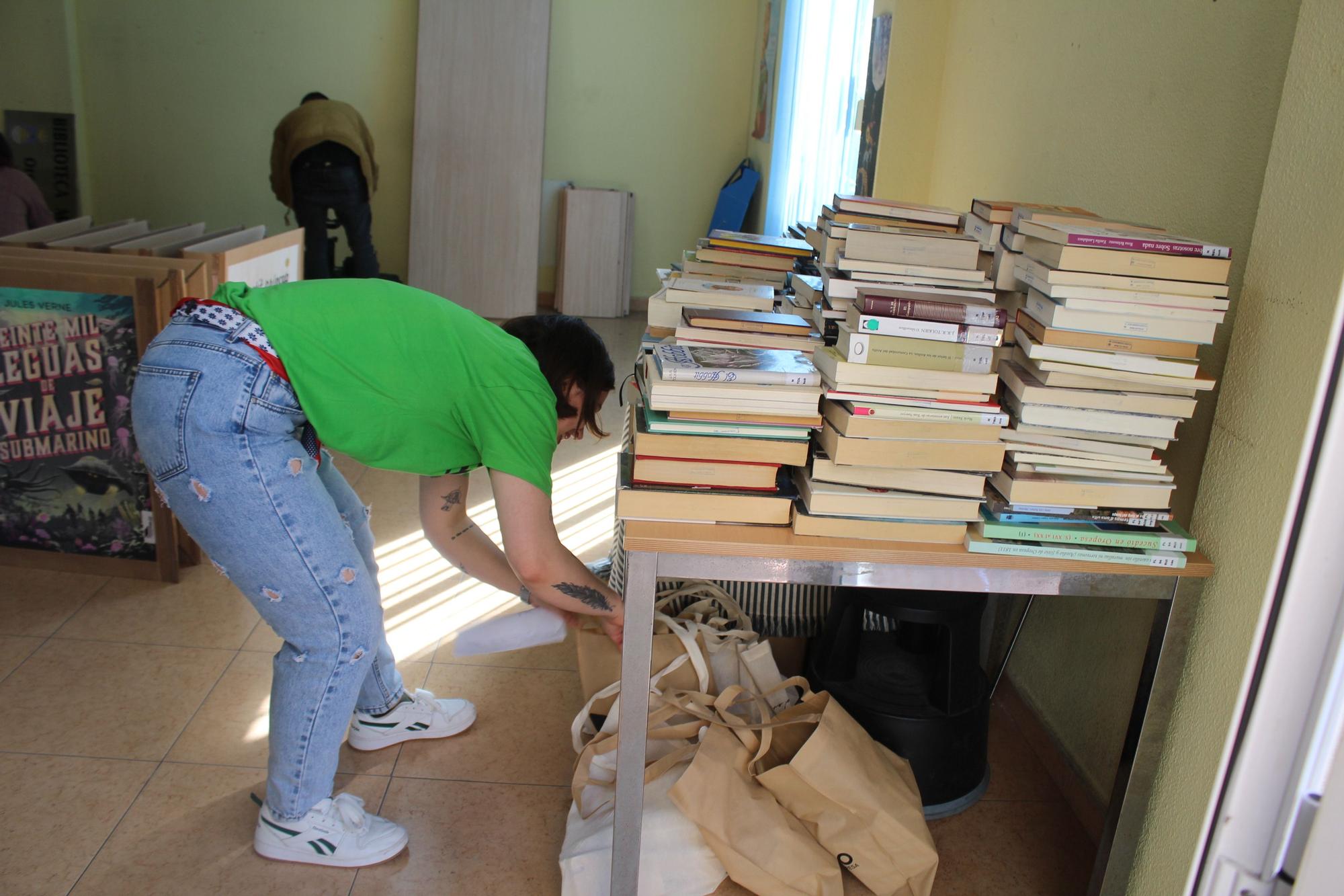 Cadena humana en Orpesa para trasladar libros a la nueva biblioteca