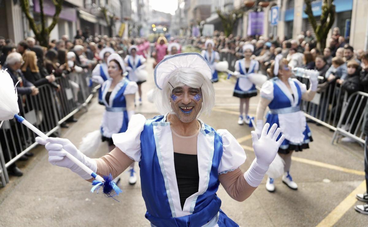 Las comparsas animaron el desfile del día grande de la Feira do Cocido.  | BERNABÉ