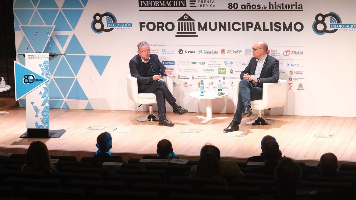 El fundador de 1MillionBot, Andrés Pedreño, y el director del Cenid, Manuel Palomar.  | ÁXEL ÁLVAREZ