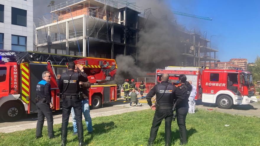 Alarma por una gran columna de humo negro en Gijón: vecinos desalojados y alumnos confinados en clase