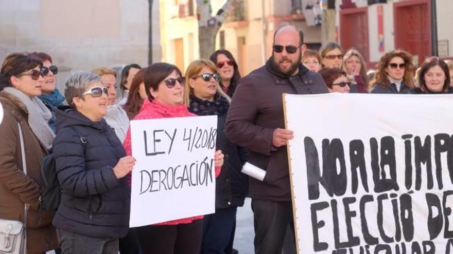 Padres del colegio Virrey Poveda de Petrer, durante la protesta contra la Ley de Plurilingüismo que realizaron en marzo de 2018.