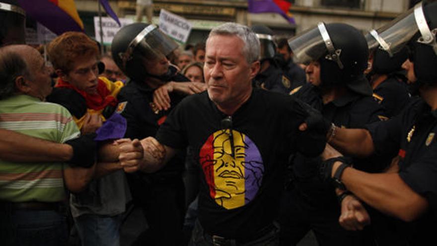 Verstrynge durante las protestas por la proclamación.