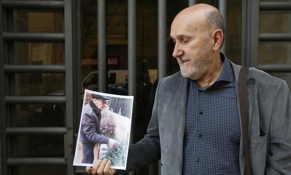 Manuel Haro sostiene una fotografía de su padre, Eufrasio. Manuel Haro sostiene una fotografía de su padre, Eufrasio.