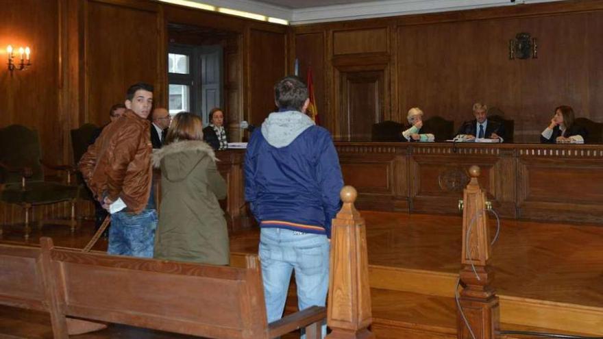 Los tres acusados reconocieron que se dedicaban a la venta de estupefacientes en Lalín. // G. Santos
