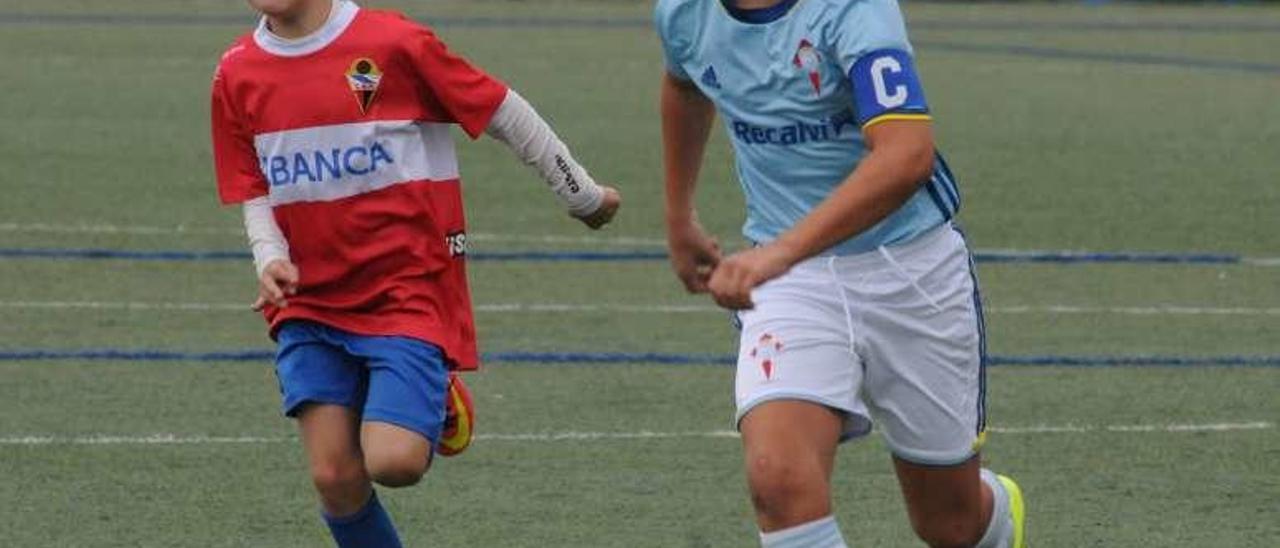 Partido del Celta benjamín ante el Gran Peña. // E. A.