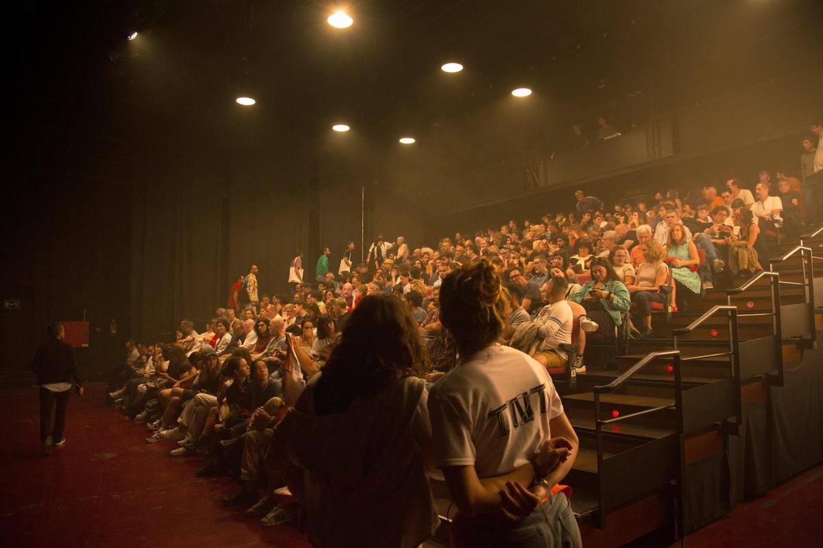 El aforo completo en el espectaculo de Alberto Cortés