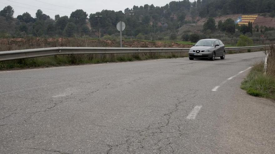 Un vehicle passant per un dels trams de l&#039;accés que va de Santpedor a Castellnou