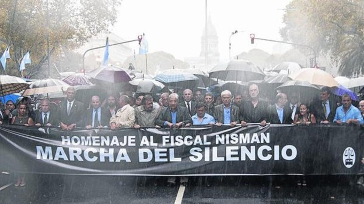 Bajo la lluvia 8 La cabecera de la multitudinaria manifestación celebrada ayer en Buenos Aires.