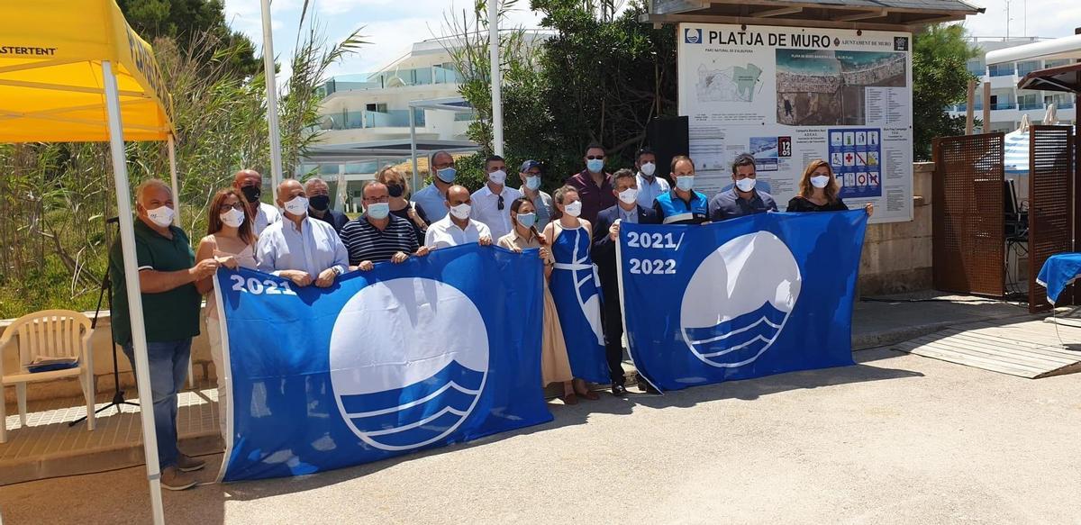 Bandera azul en la playa de Muro (Mallorca)