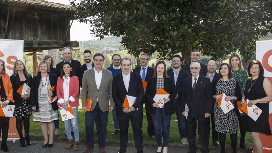 Foto de familia de los candidatos de Ciudadanos por Asturias al Congreso y al Senado, esta mañana en Oviedo.