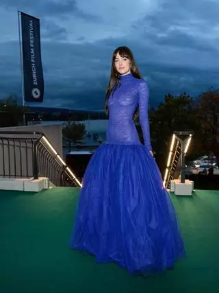 La prueba definitiva de que el encaje será tendencia este otoño vuelve a tenerla Dakota Johnson y su sexy vestizado