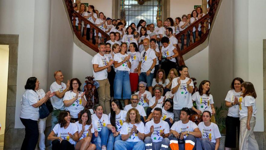 La foto se realizó en las escaleras de entrada al Concello. | I. Abella
