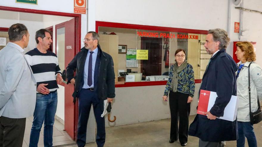 Visita de los representantes de Proinsa al parking tras la toma de posesión del Concello.