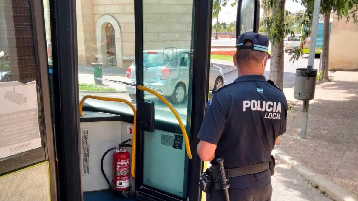 Un policía local de Poblados junto al autobús en el que se ha desplazado a Gévora esta semana.