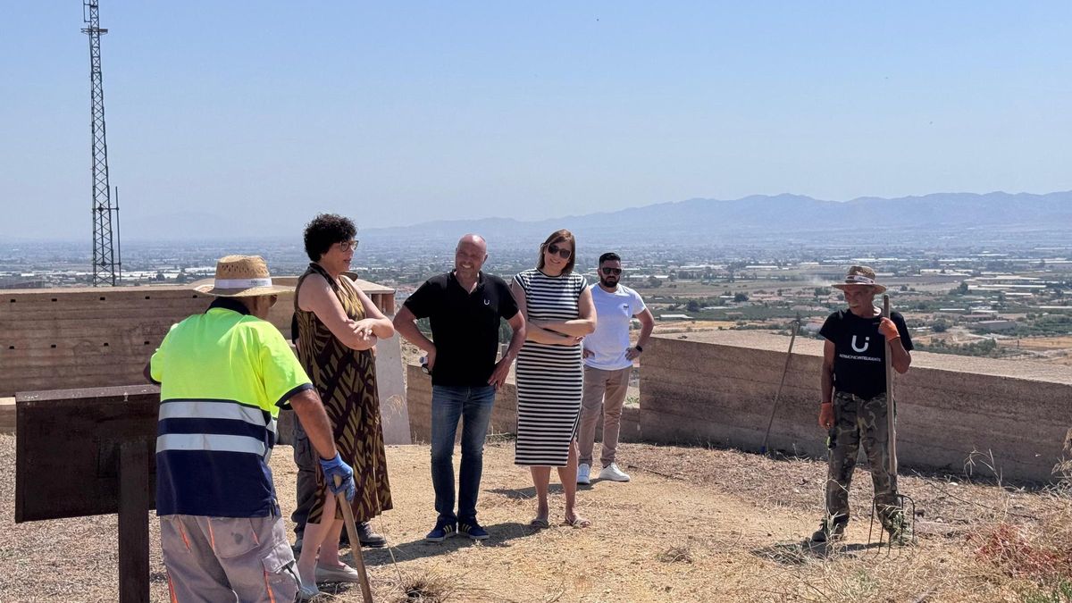 La alcaldesa visita el inicio de las labores de restauración del Castillo de Nogalte de Puerto Lumbreras.