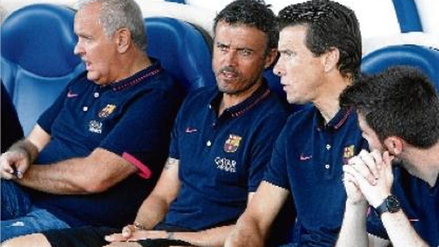 Luis Enrique, acompanyat dels seus assistents, a la banqueta del Nuevo Colombino