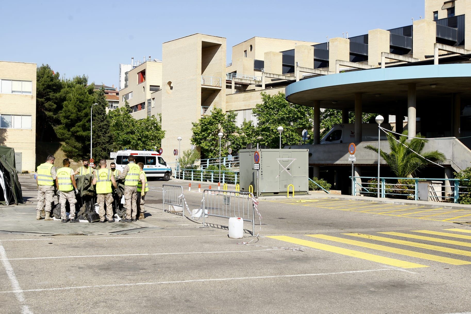 Desmontaje de la carpa militar del Clínico