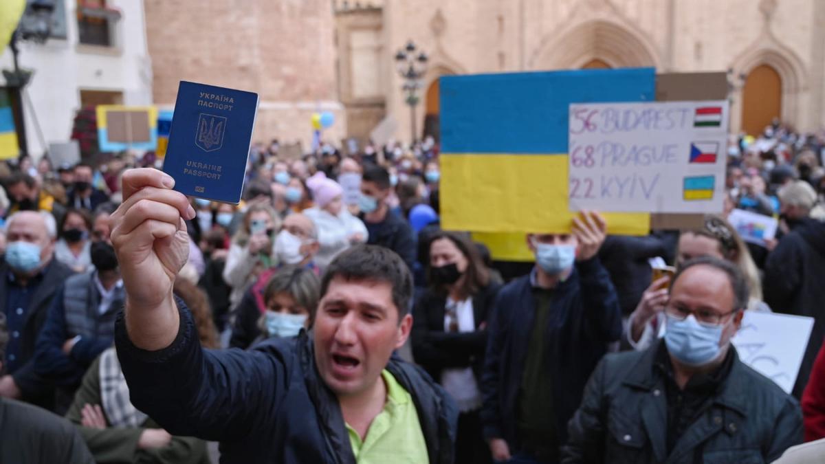 Manifestación contra la guerra de Ucrania en Castelló