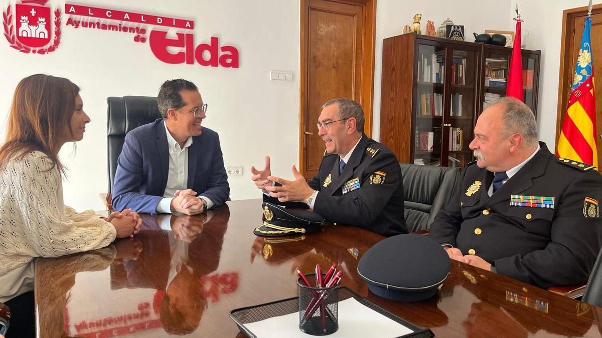 Manuel Nieto, a la derecha, en la reunión con el alcalde de Elda, la edil de Seguridad Ciudadana y el comisario jefe provincial.