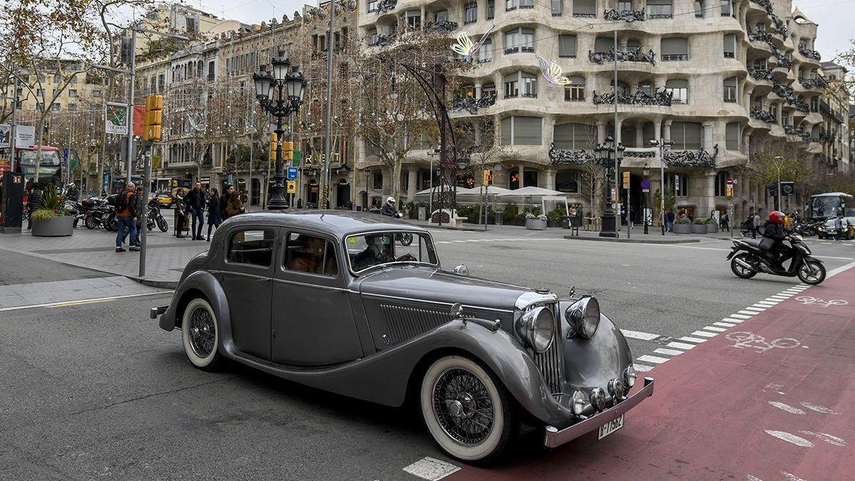 Álex Ricardo conduce su Jaguar por el centro de Barcelona. 