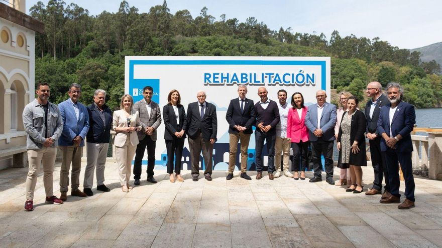 Alcaldes y representantes de algunos municipios beneficiados, ayer en Cortegada. | // FDV