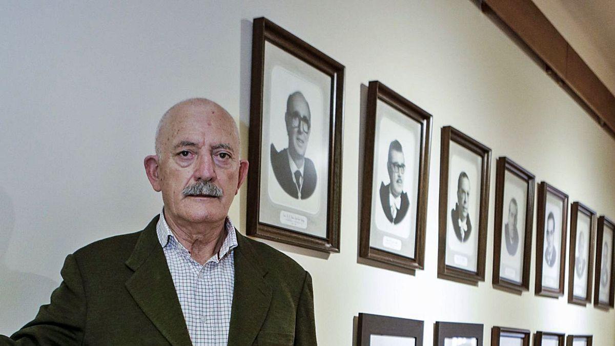 Ramón Rodríguez, en el palacio del Conde de Toreno, en Oviedo, ante la galería de retratos de sus antecesores en la dirección del Real Instituto de Estudios Asturianos. | Julián Rus