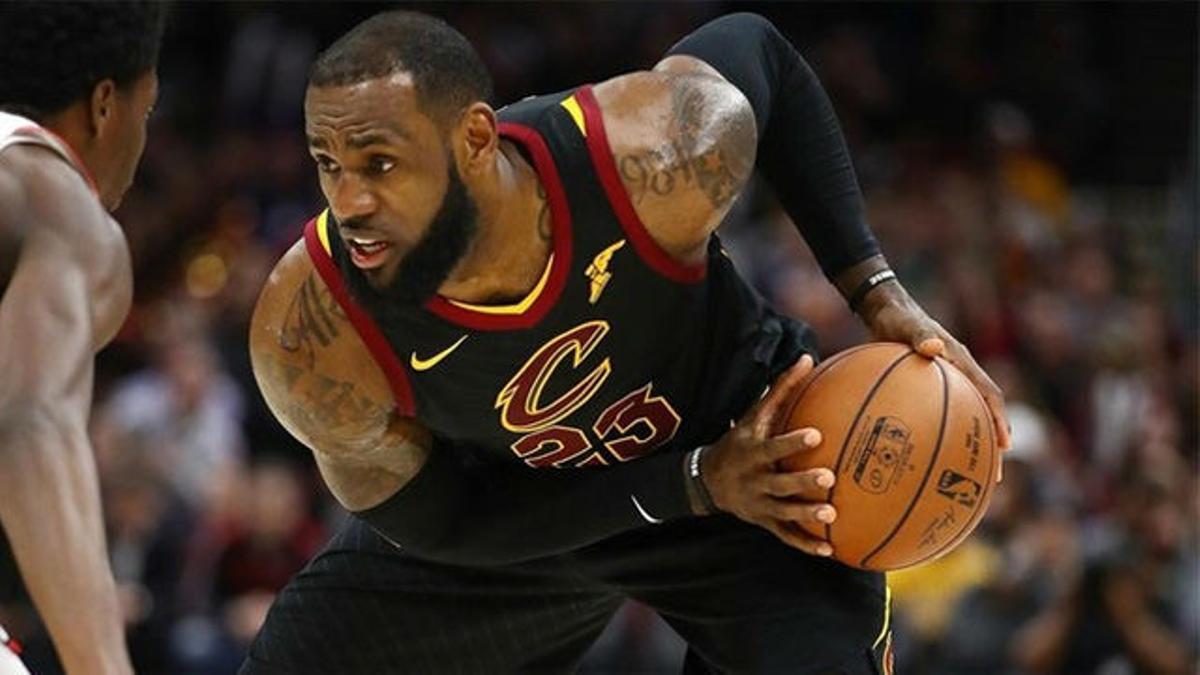 NBA VIDEO | El impresionante mate de LeBron James entre cuatro defensores