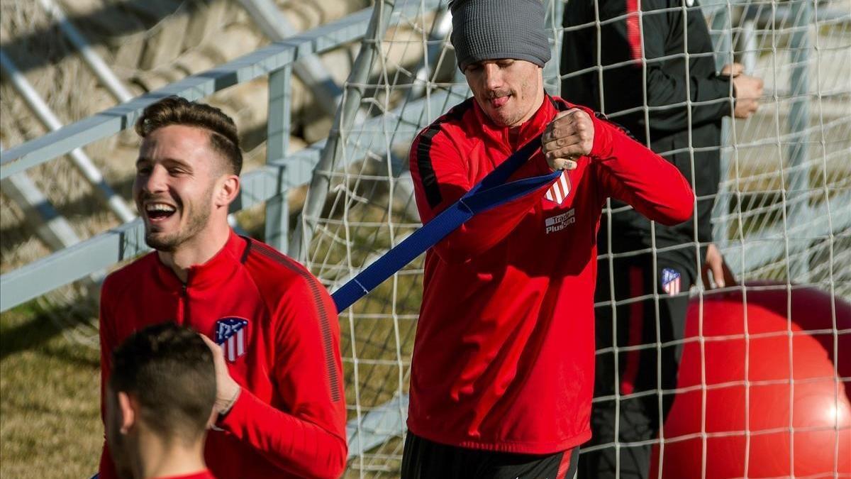 Saúl y Griezmann, durante el entrenamiento de este lunes en la ciudad depotiva rojiblanca