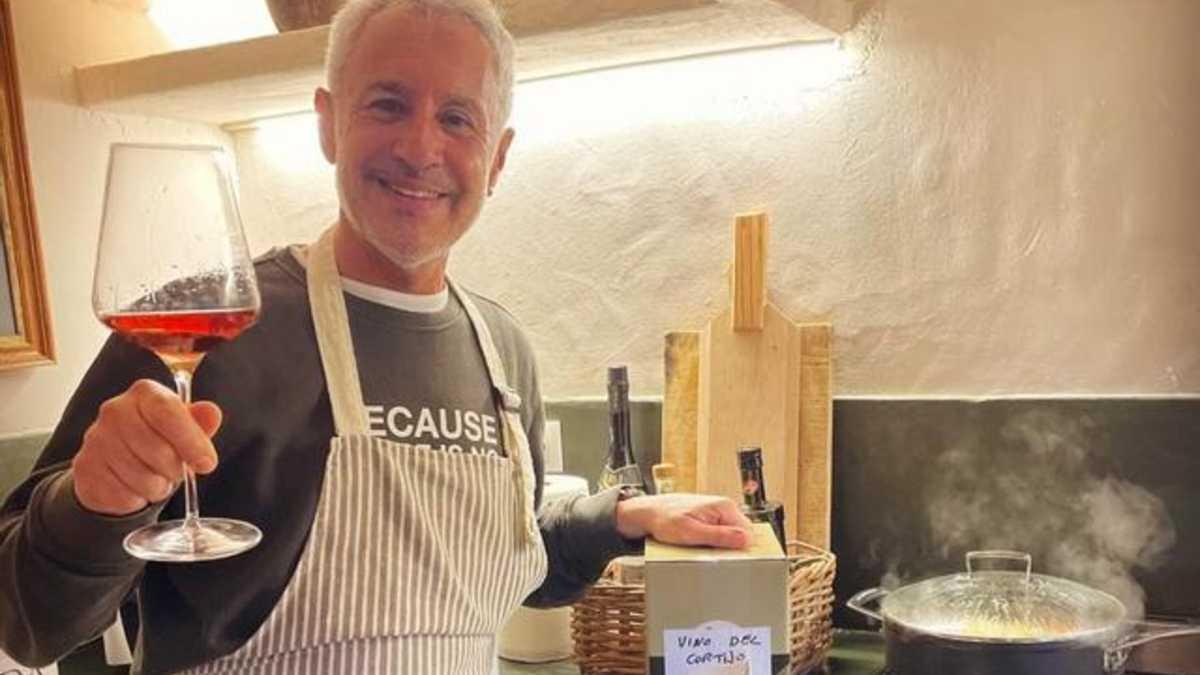 Sergio Dalma a la cuina de la seva casa de l'Empordà.