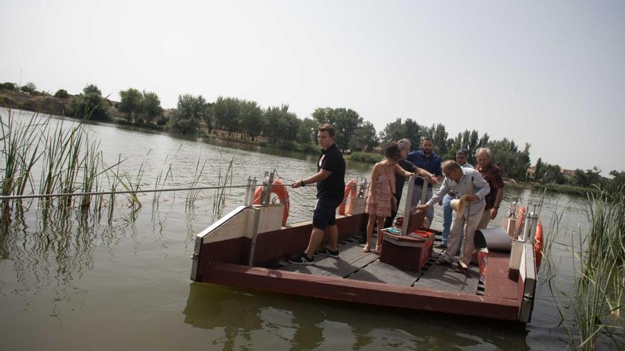 Zamora estrena una barcaza para surcar el Duero