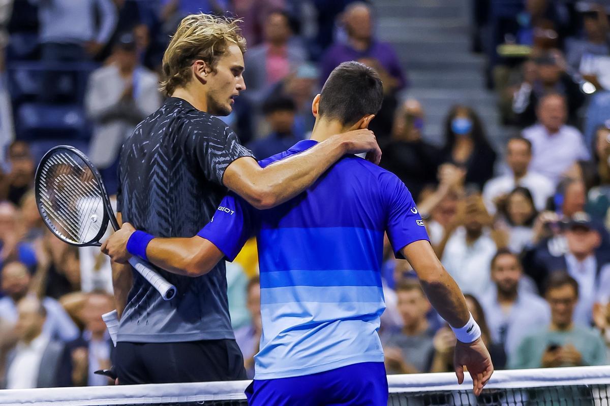 Zverev felicita a Djokovic tras un intenso partido de semifinales, que se alargó hasta las tres horas y los 34 minutos