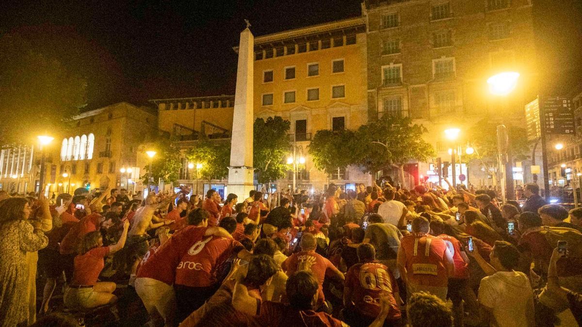 El Mallorca se queda en Primera: El vídeo de la gran fiesta de la afición bermellona en Palma