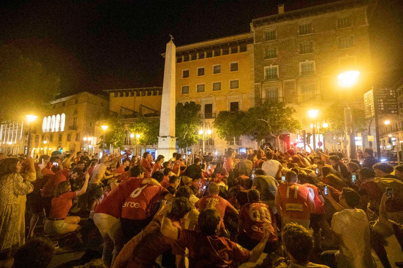 La fiesta del Real Mallorca: La euforia se desató en la plaza de las tortugas de Palma tras lograr la permanencia en Pamplona