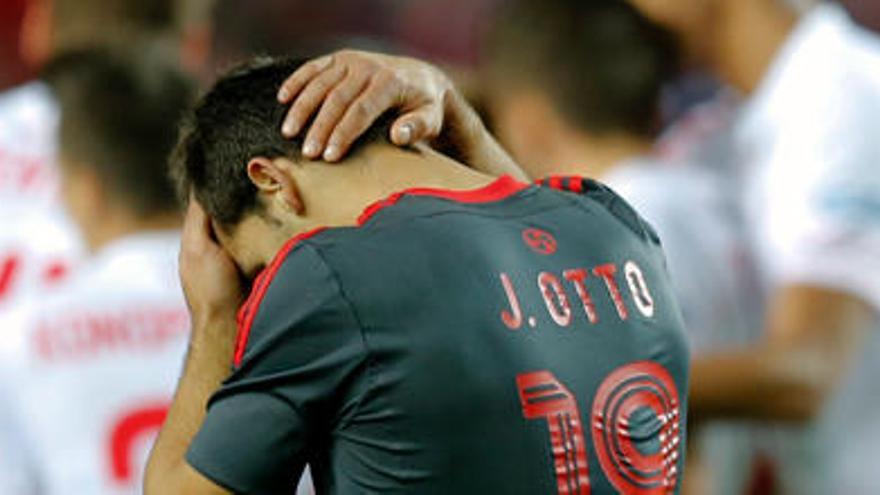 Jonny lamenta uno de los goles del Sevilla // REUTERS