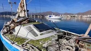 Los fondeos ilegales y el abandono de barcas ganan terreno en el Port de Pollença