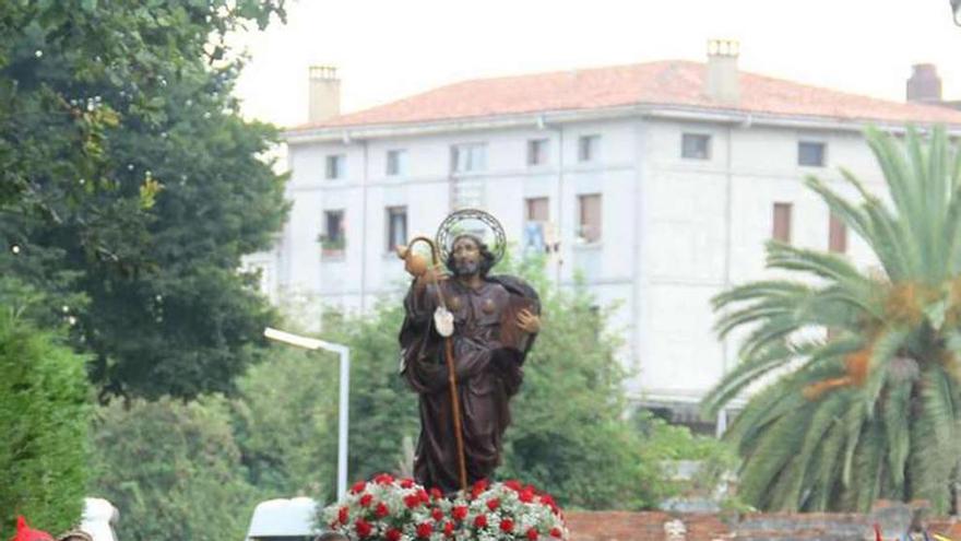 Una llanisca, con la imagen del santo detrás, en la procesión.