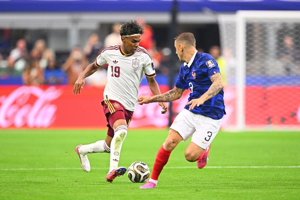 Lamine Yamal encara a Digne por su banda.