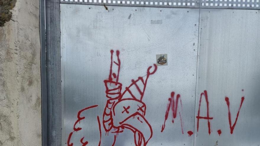 Una entitat de la Bisbal rep pintades amenaçants i l’Ajuntament ho porta a la policia