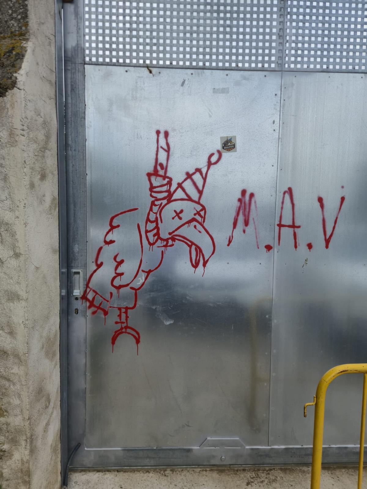 Pintada amenaçant apareguda a la porta d’un immoble vinculat a una entitat de la Bisbal d’Empordà
